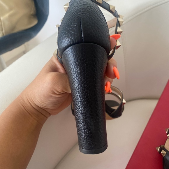 Valentino Garavani Rockstud Sandals - Picture 16 of 16